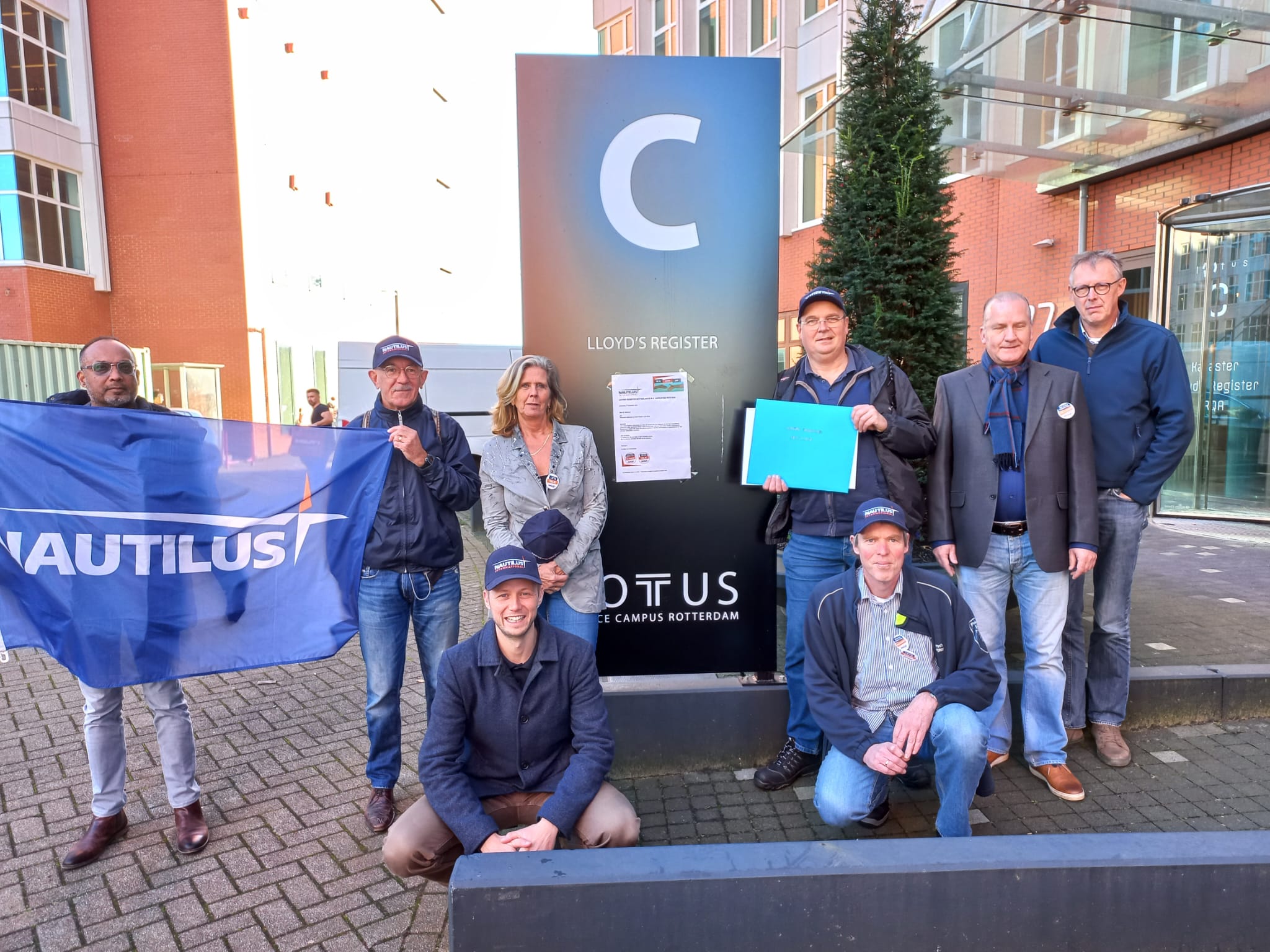 Image:Nautilus delegatie voor het kantoor van LLOYD'S REGISTER in Rotterdam