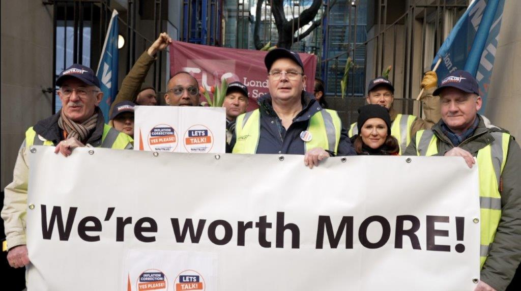 Image:Medewerkers waren vanuit Rotterdam naar Londen gereisd om de petitie, ondertekend door 90 werknemers, te overhandigen aan CEO Nick Brown. Werknemers vragen om een salarisverhoging die de hoge inflatie weerspiegelt en erkenning van de vakbond.