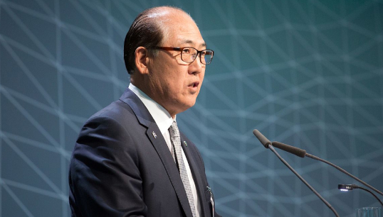 Image:IMO secretary general Kitack Lim thanked Captain Quick for his years of effective and dedicated service. Credit: Wikimedia Commons