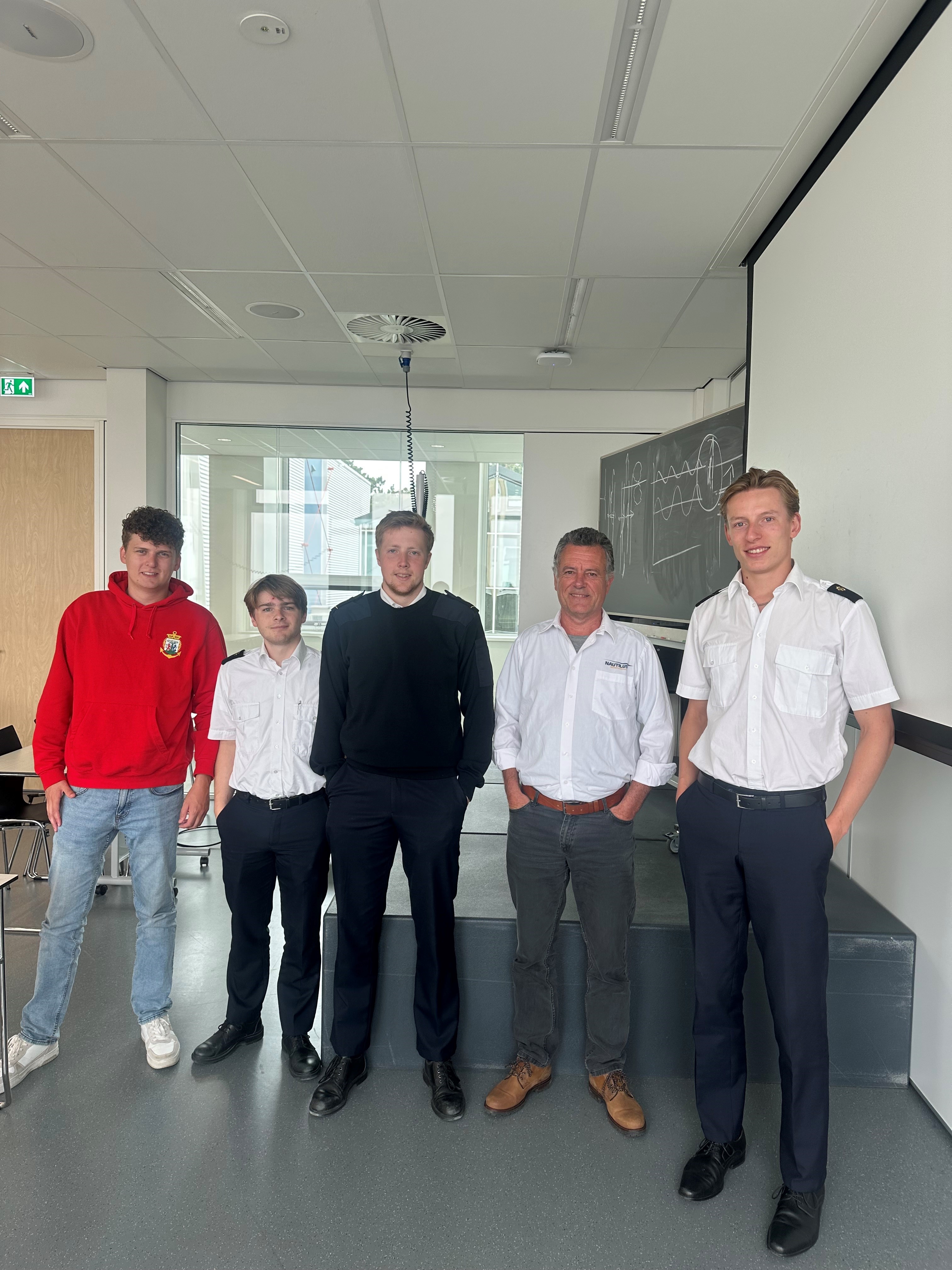 Studenten van het Maritiem Instituut Willem Barentsz samen met Nautilus gastdocent Peter Jager. Image:Studenten van het Maritiem Instituut Willem Barentsz samen met Nautilus gastdocent Peter Jager.