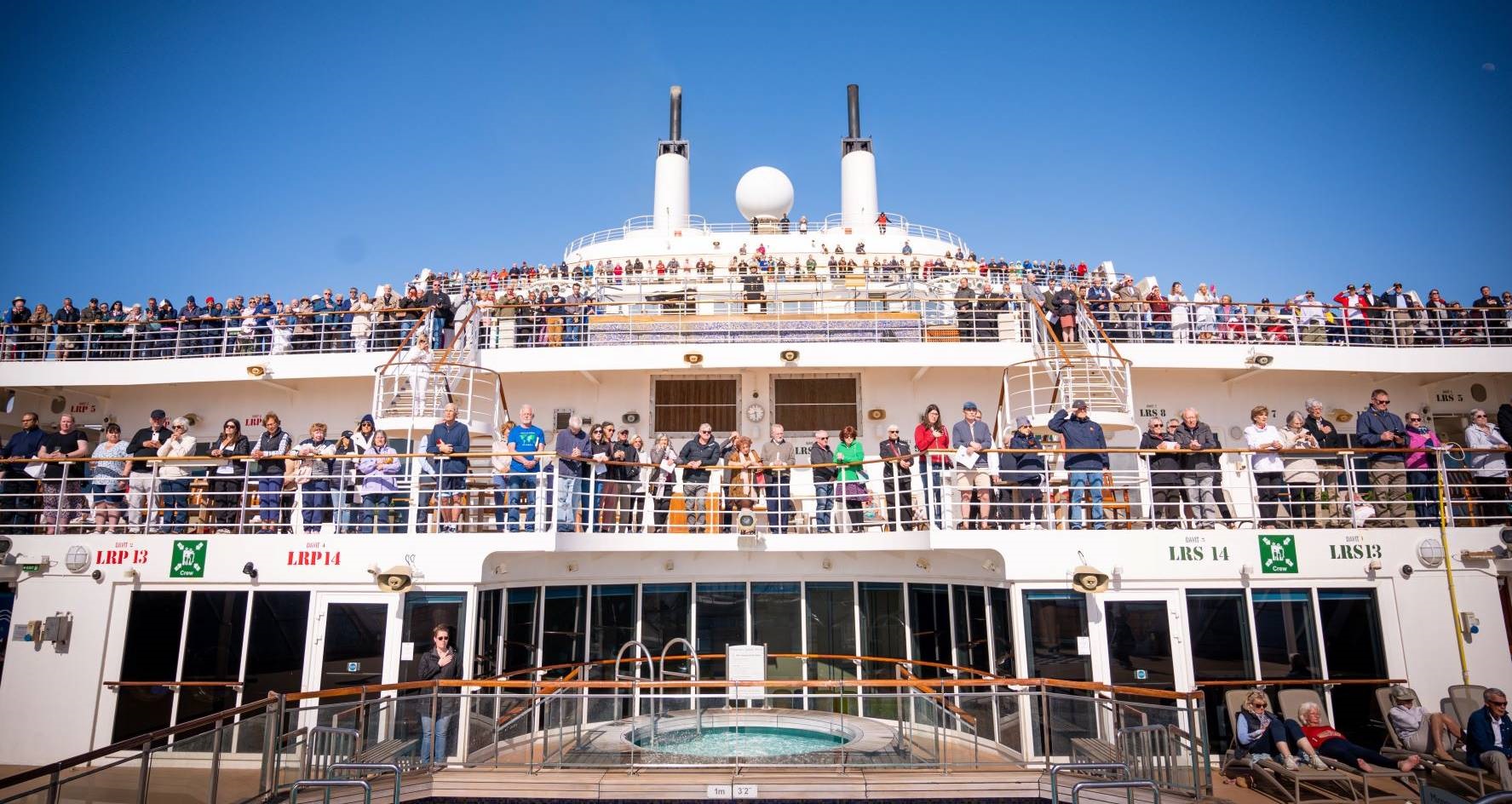 boa80_QM2_passemgers_gather_on_aft_decks_webinsert.jpg boa80_QM2_passemgers_gather_on_aft_decks_webinsert.jpg