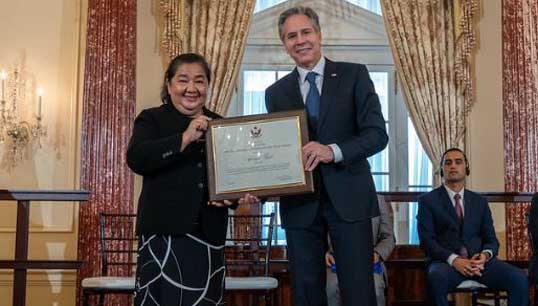Stella Maris Thailand seafarers' centre director and port chaplain Apinya Tajit receiving a U.S. Department of State Trafficking in Persons (TIP) report Hero Award from secretary of state Anthony Blinken in July 2022. Image: Stella Maris/Flickr
Image:Stella Maris Thailand seafarers' centre director and port chaplain Apinya Tajit receiving a U.S. Department of State Trafficking in Persons (TIP) report Hero Award from secretary of state Anthony Blinken in July 2022. Image: Stella Maris/Flickr