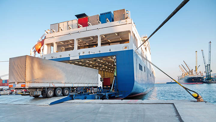 Image:Truck safety: drivers risk fatigue due to lack of rest facilities onboard. 