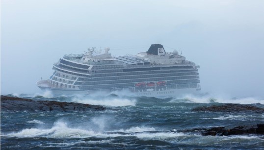 Image:Viking Sky in close vicinity to shore and several shallow banks. Image: Frank Skorgenes/NSIA
