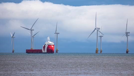 Image:VOS Paradise navigates past the Scroby Sands wind farm in the North Sea. Image: The joy of all things/Wikimedia Commons