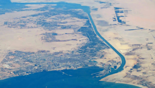 The Suez Canal: a known hotspot for corrupt port officials. Image: Baycrest/Wikimedia Commons Image:The Suez Canal: a known hotspot for corrupt port officials. Image: Baycrest/Wikimedia Commons