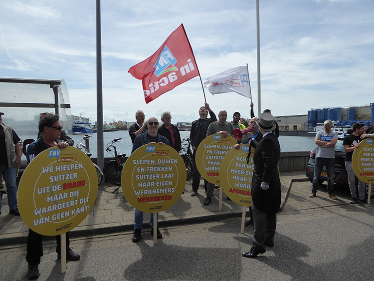 Bemanning demonstreert voor het kantoor bij Svitzer. Image:Bemanning demonstreert voor het kantoor bij Svitzer.