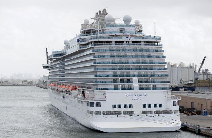 De Regal Princess een paar weken geleden toen het, op last van de autoriteiten, in de Verenigde Staten aan de kade lag. © AP Image:De Regal Princess een paar weken geleden toen het, op last van de autoriteiten, in de Verenigde Staten aan de kade lag. © AP
