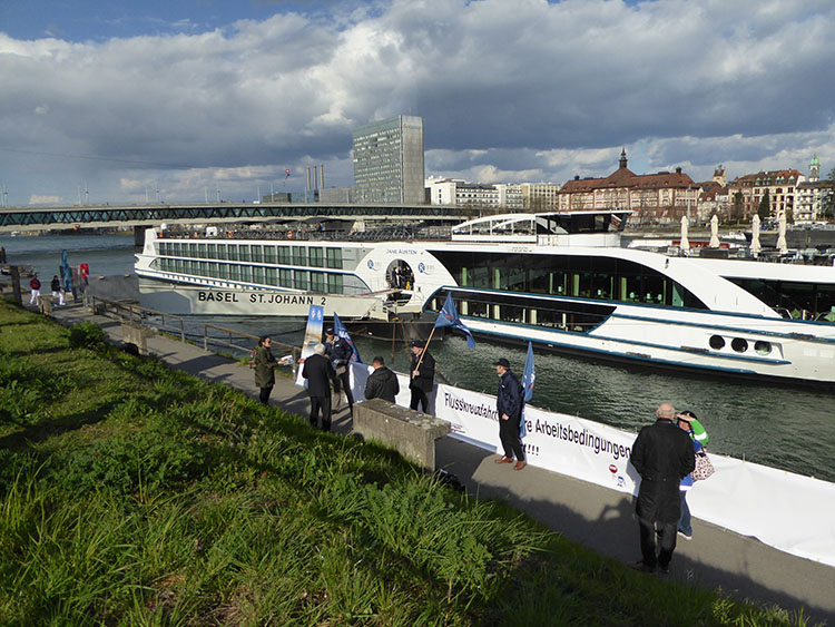 De persconferentie vond plaats voor het aan de Rijn afgemeerde River Cruise schip MS Jane Austen Image:De persconferentie vond plaats voor het aan de Rijn afgemeerde River Cruise schip MS Jane Austen