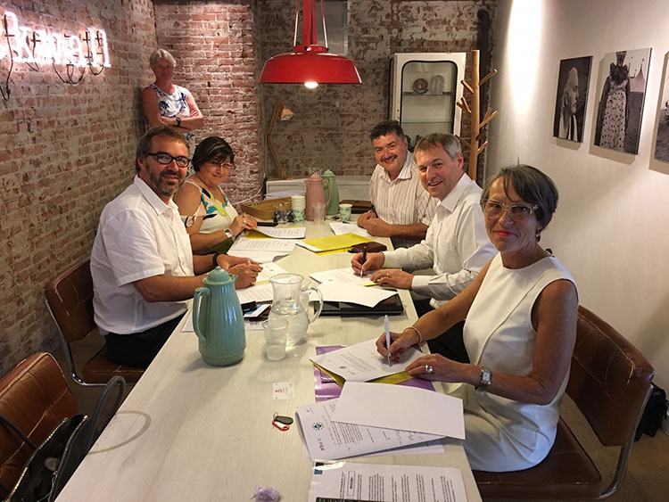 Vertegenwoordigers van de ETF (links) en van de Europese Riviercruise werkgevers tekenen de overeenkomst Image:Vertegenwoordigers van de ETF (links) en van de Europese Riviercruise werkgevers tekenen de overeenkomst