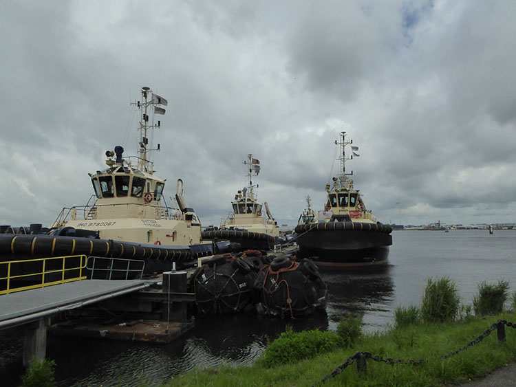 De 63 werknemers eisen dat ze betaald worden voor alle gewerkte uren. Vakbonden FNV Havens en Nautilus International vinden de eisen van de sleepbootbemanningen ‘meer dan gerechtvaardigd'. Image:De 63 werknemers eisen dat ze betaald worden voor alle gewerkte uren. Vakbonden FNV Havens en Nautilus International vinden de eisen van de sleepbootbemanningen ‘meer dan gerechtvaardigd'.