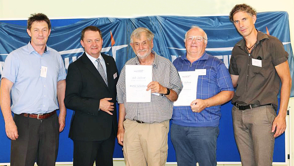 Walter Schulteis bekam ein Geschenk und Zertifikat für 60 Jahren Mitgliedschaft und Jakob Ammann ein Geschenk und Zertifikat fuer 50 Jahren Mitgliedschaft. Image:Walter Schulteis bekam ein Geschenk und Zertifikat für 60 Jahren Mitgliedschaft und Jakob Ammann ein Geschenk und Zertifikat fuer 50 Jahren Mitgliedschaft.